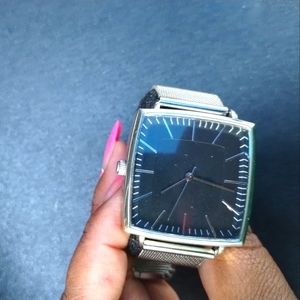 Men's watch adjustable band needs battery